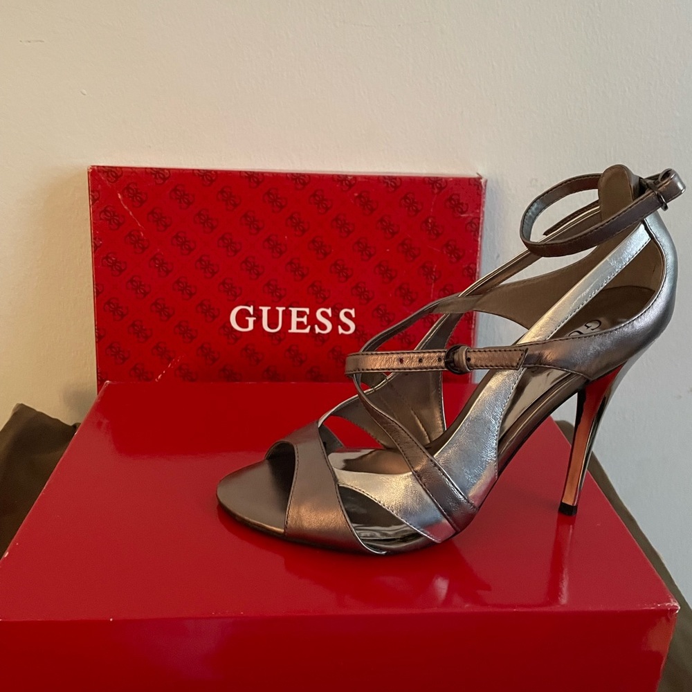 GUESS GWTOKENIQUE PEWTER MULTI LEATHER HEELS